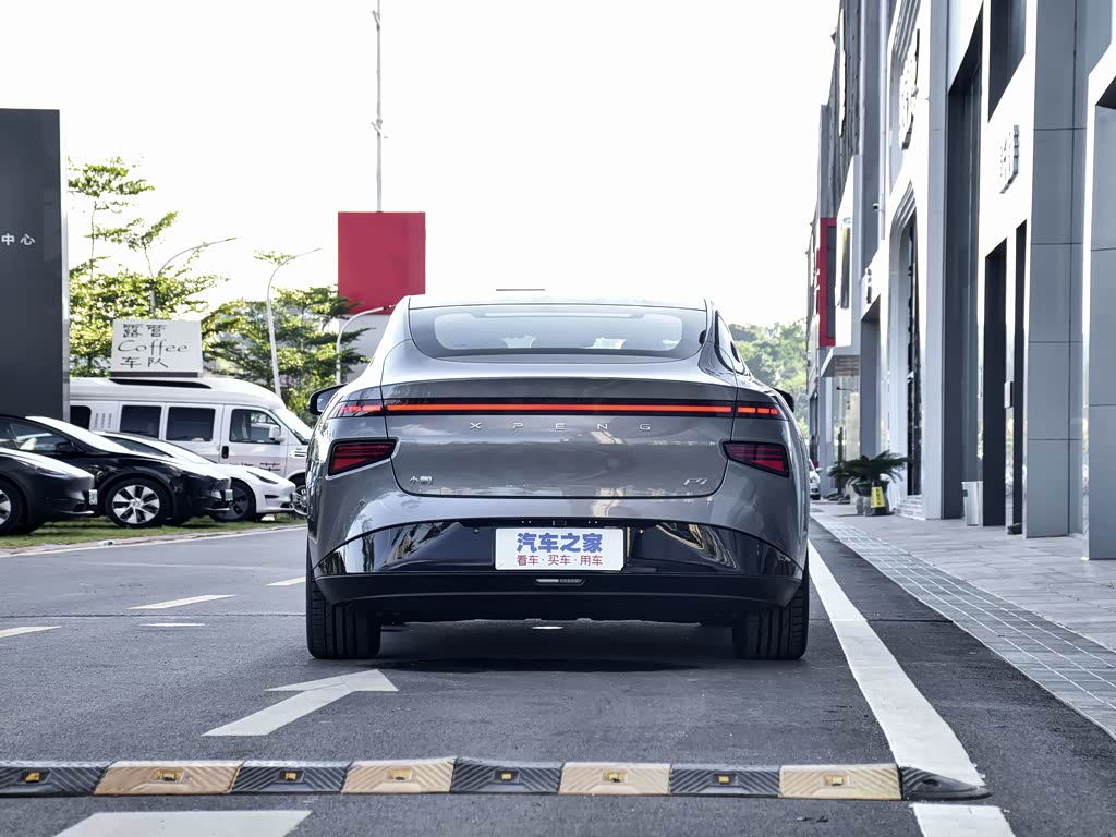 丨广州南沙万达广场>小鹏汽车>小鹏p7>2022款586g>天辰灰>车身外观>