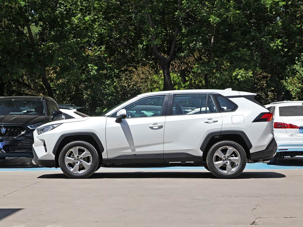 一汽丰田 rav4荣放 2022款 2.0l cvt两驱风尚plus版