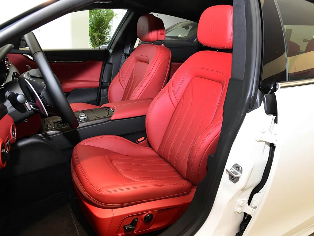 玛莎拉蒂 总裁 2019款 3.0t 350hp 标准版 国v 黑色/红色 车厢座椅