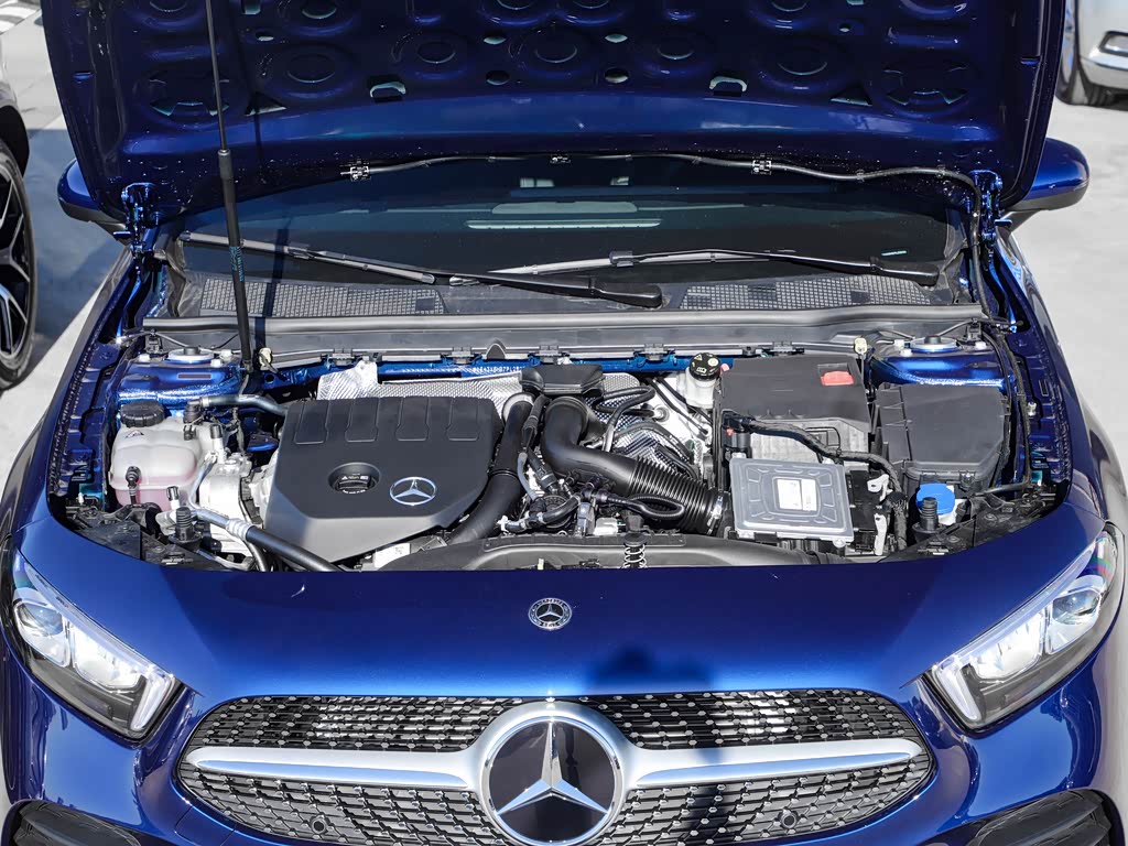 北京奔驰 奔驰a级 2022款 改款三 a 200 l 运动轿车时尚型