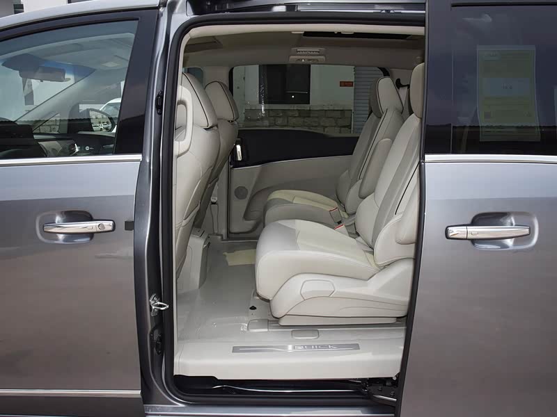 上汽通用别克 别克gl8 2020款 陆上公务舱 652t 尊贵型