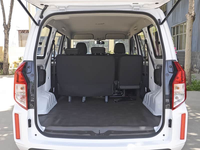 上汽通用五菱 五菱宏光plus 2020款 1.5l 手动标准型 5座