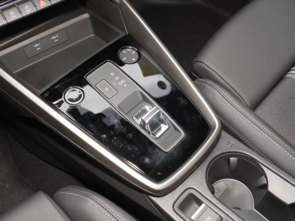 奥迪>奥迪a3>2023款改款a3llimousine35tfsi时尚运动型>中控方向盘>