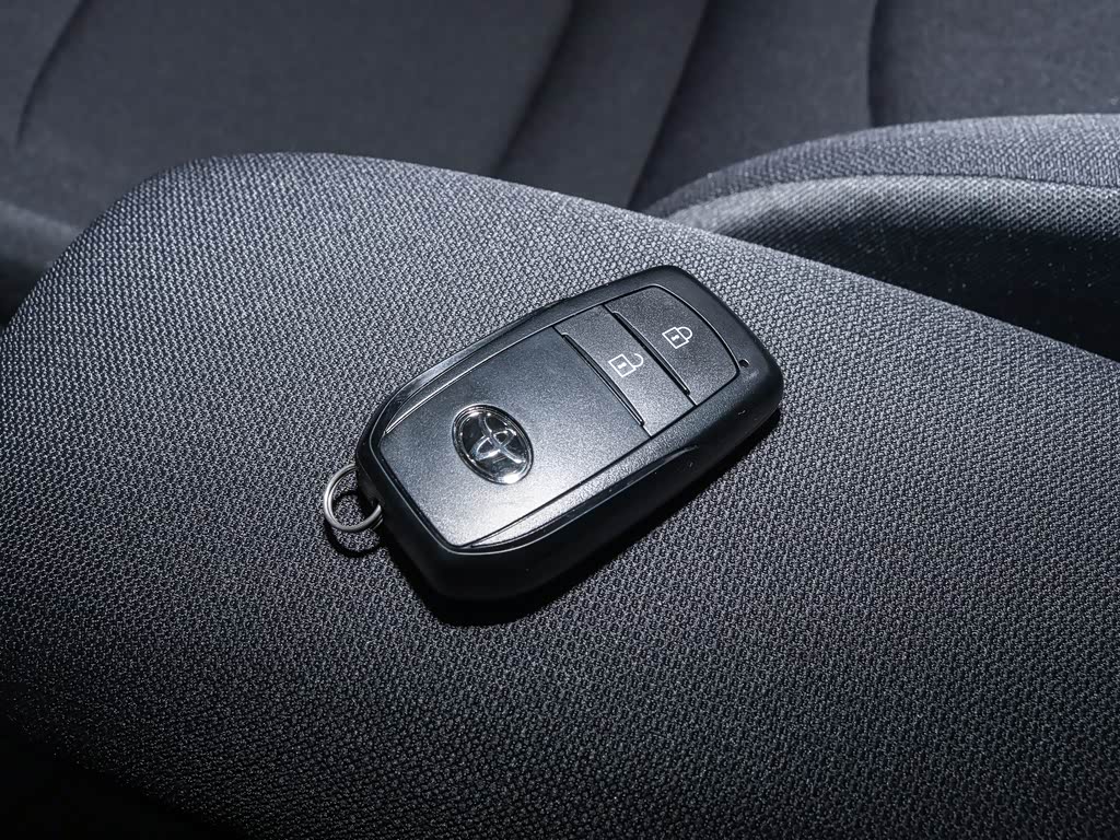 一汽丰田 卡罗拉锐放 2023款 2.0l 20周年铂金纪念版