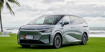 小鹏X9热销中 目前售价35.98万元起