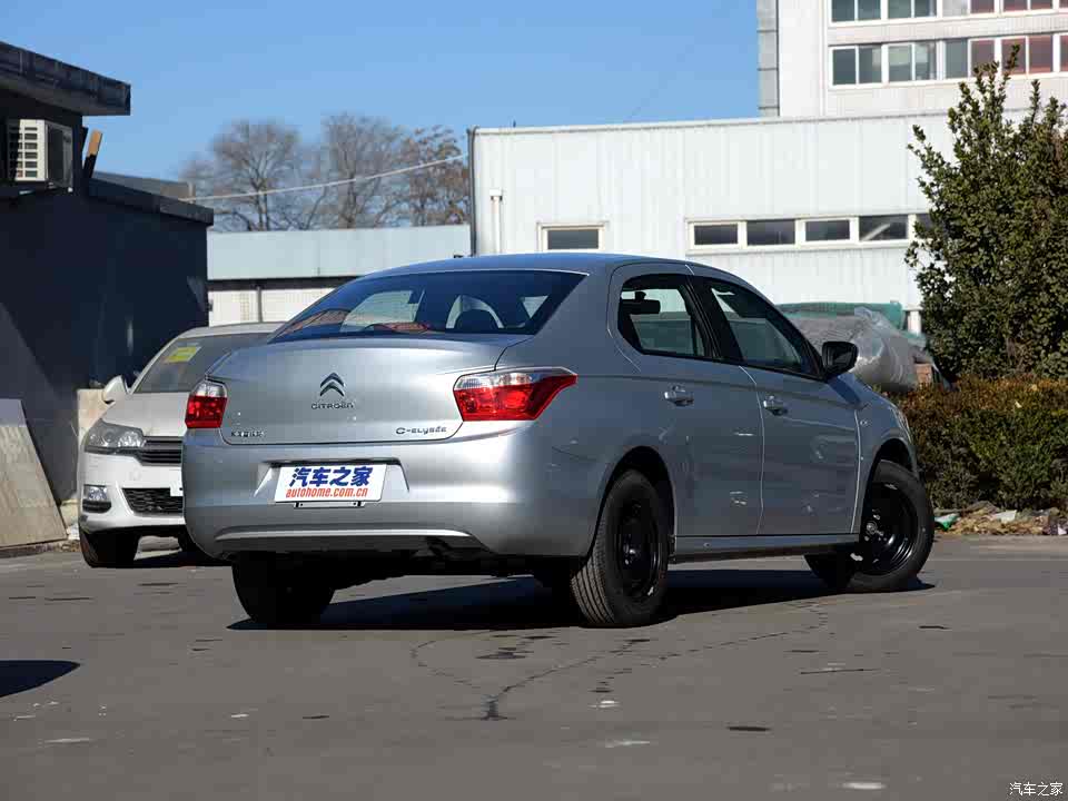 雪铁龙家族最新的回纹式尾灯组设计,而远处色银色车漆的新款标致301将