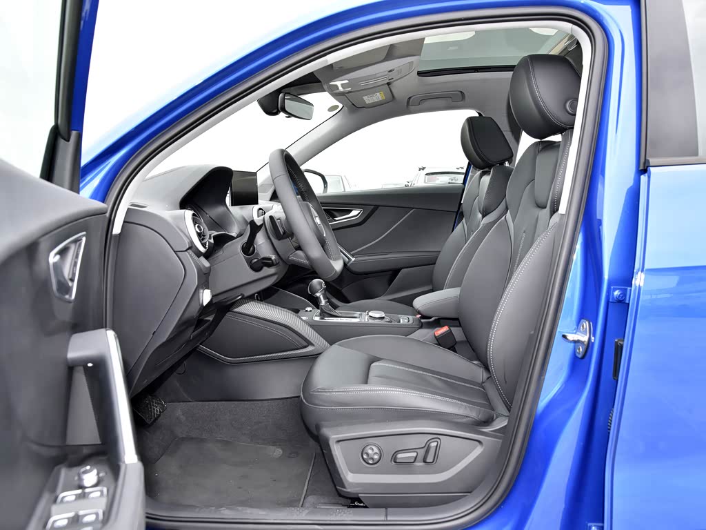 奥迪q2l 2022款 35 tfsi 时尚动感型 黑色/钢铁灰 车厢座椅已经是最后