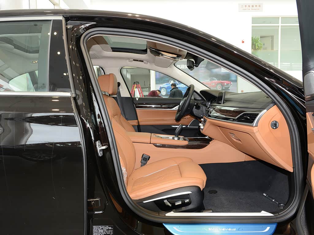 宝马(进口) 宝马7系 2017款 740li xdrive 豪华型 黑色/干邑色 车厢