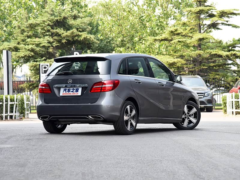 奔驰(进口) 奔驰b级 2017款 b 200 时尚型 中控