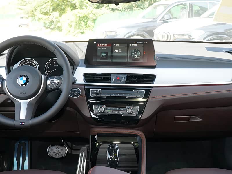华晨宝马 宝马x2 2021款 改款 xdrive25i 曜夜版 中控方向盘已经是