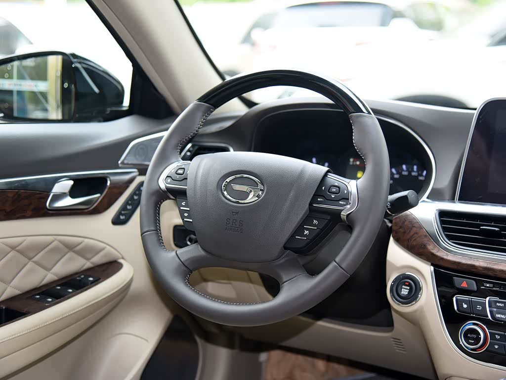 广汽乘用车 传祺ga8 2016款 320t 豪华版 中控方向盘 外观颜色: 内饰