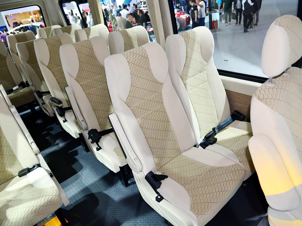 南京依维柯 依维柯褒迪 2016款 3.0t-a42尊享版高顶f1c