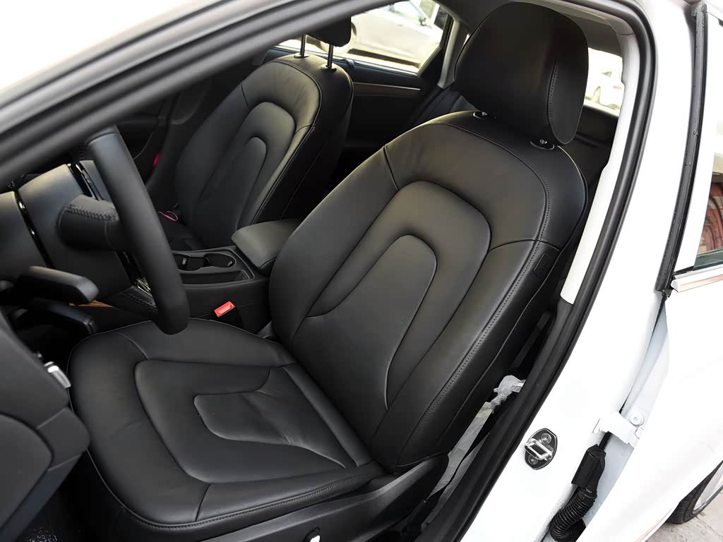 奥迪a4l 2016款 35 tfsi 典藏版 s line豪华型 车厢座椅已经是最后一