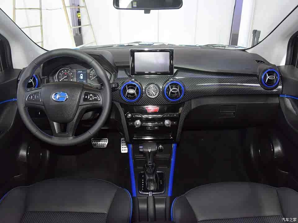 内饰设计上,新车设计与绅宝x25有些相似,昌河q25采用了较多的