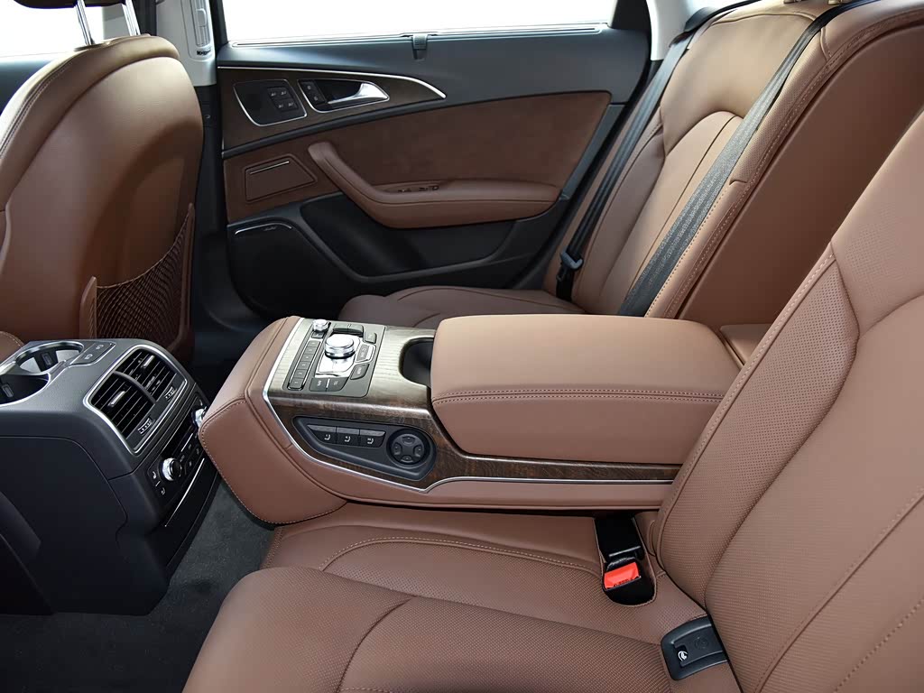 奥迪a6l 2018款 30周年年型 50 tfsi quattro 尊享型 车厢座椅 已经是