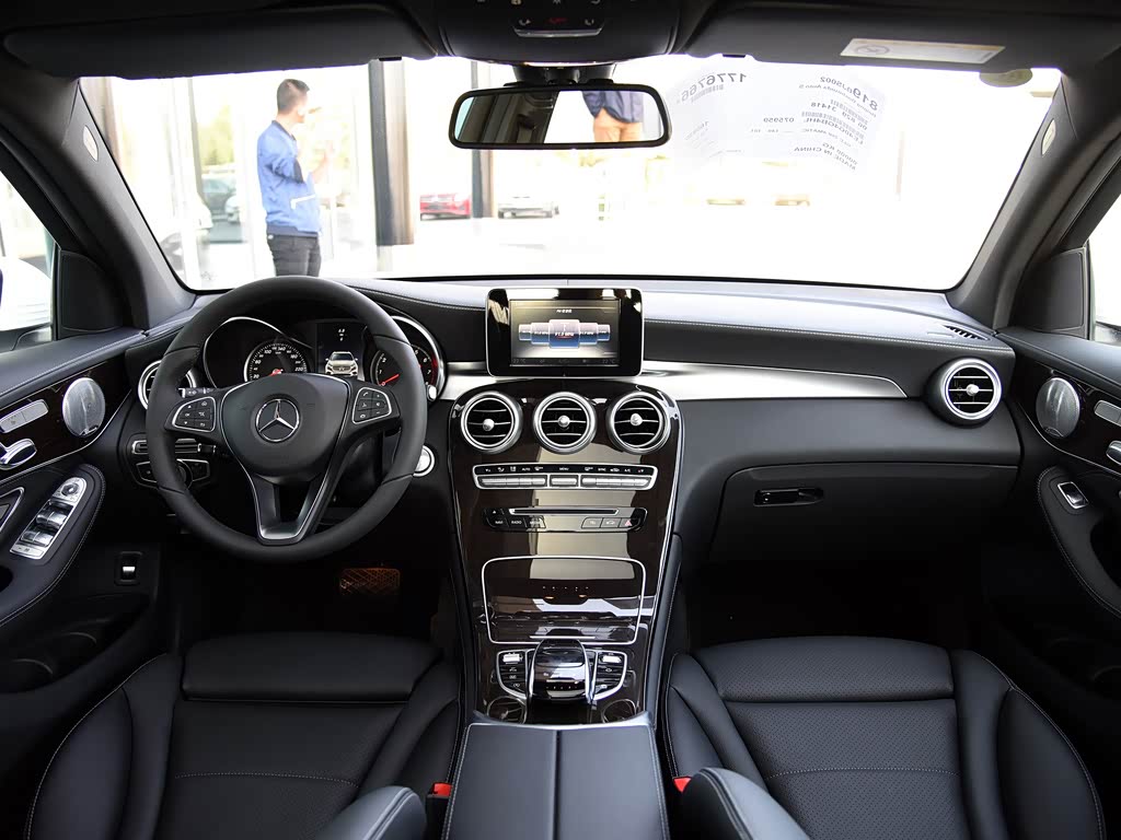 北京奔驰 奔驰glc 2017款 glc 260 4matic 动感型 黑色 中控方向盘