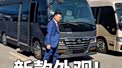 两台2026新款丰田考斯特停在一起，哪个颜色漂亮？