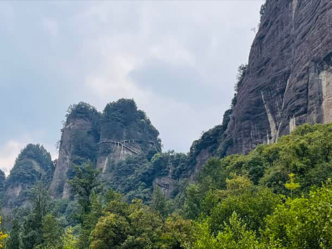 铁骑寻幽临蜀道 险峰踏翠揽五指