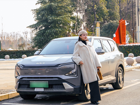 冬日靠谱伙伴 焦糖色女孩与起亚EV5