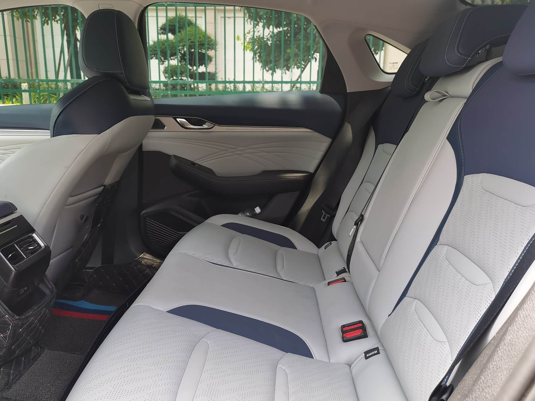 后排空间宽敞,毕竟有些2.8米轴距