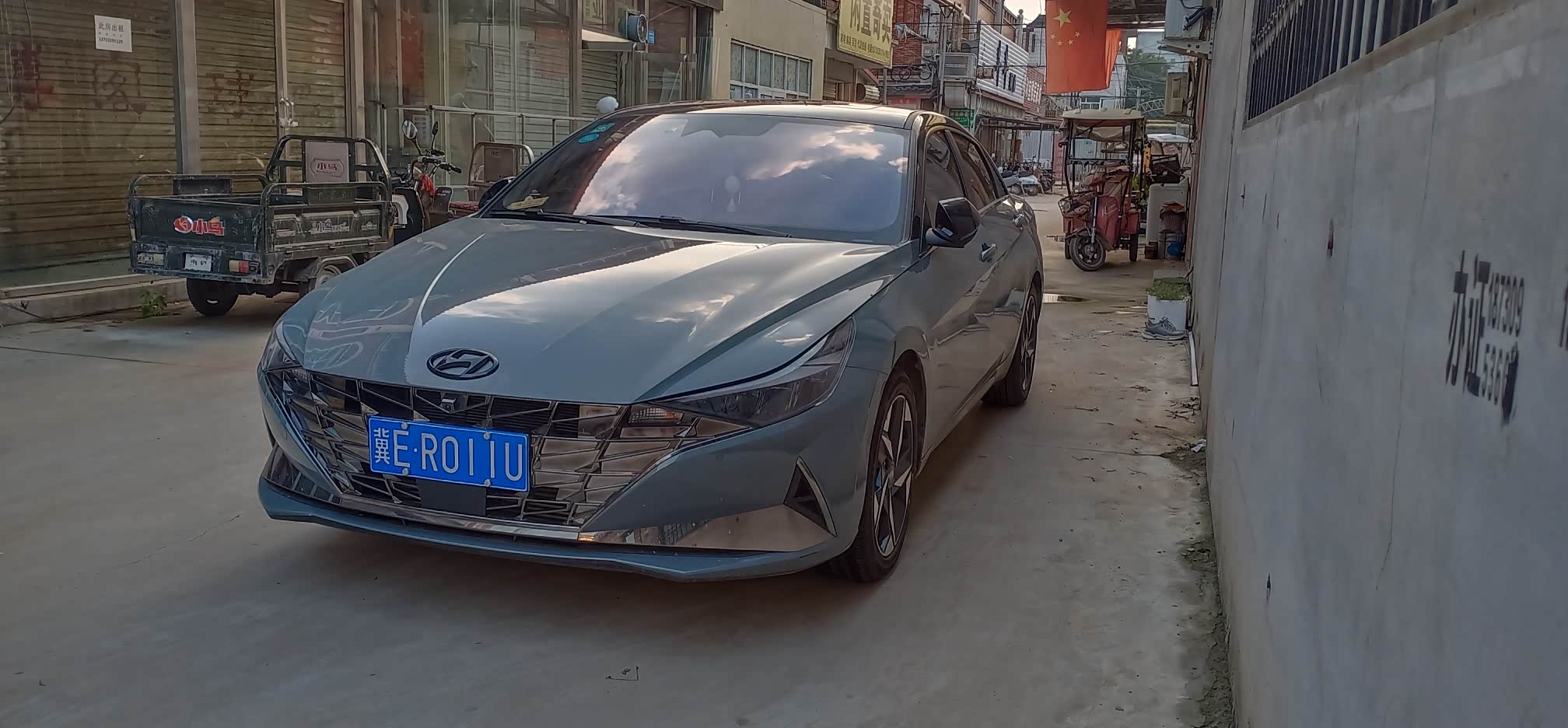 现在让我来为你们展示一  爱车伊兰特吧!