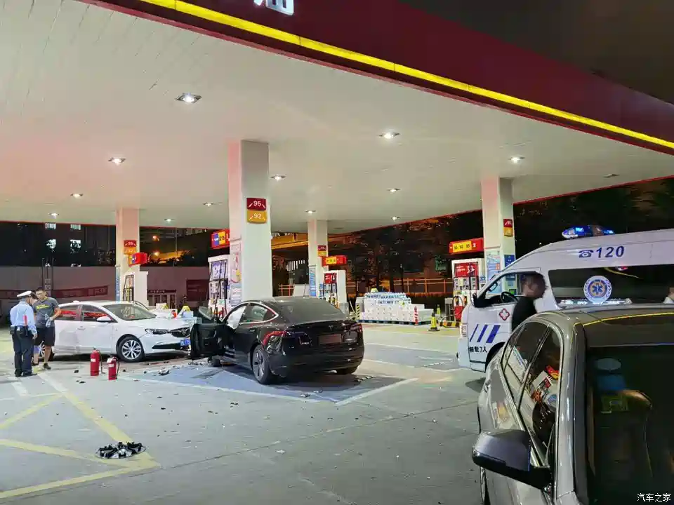 汽车之家 Model 3失控撞进加油站网友 电动车也加油 汽车 原创 汽车报价 汽车评测 汽车试驾 买车网