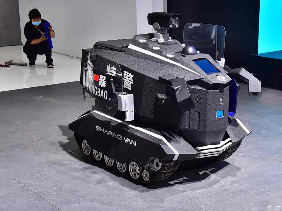 智能守卫 实拍sharing van无人巡逻车