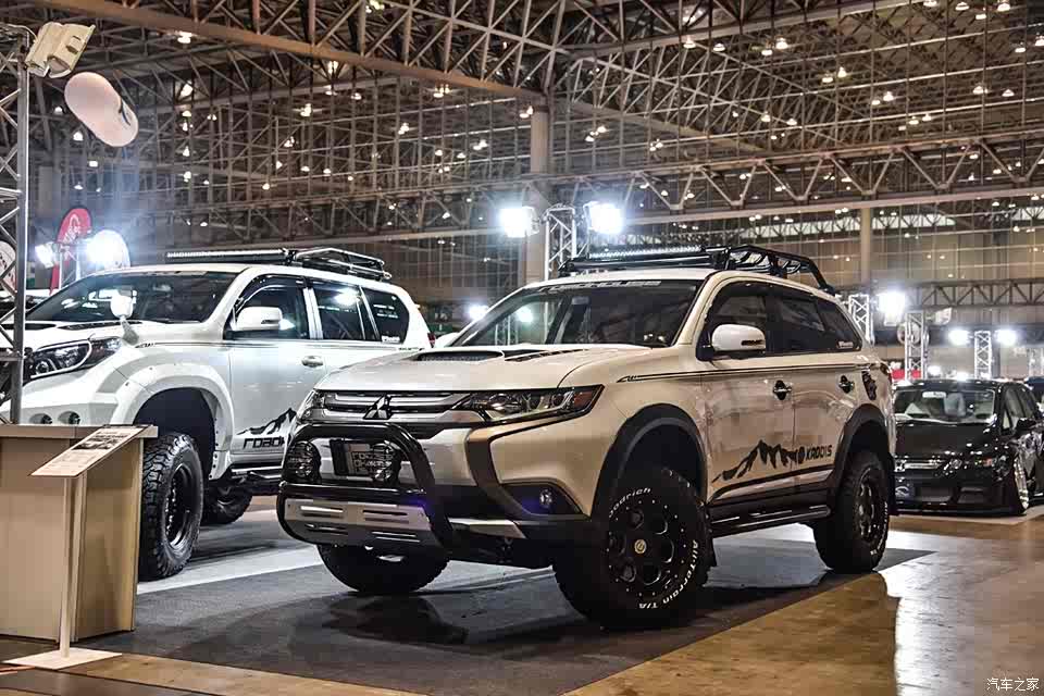 当然,日本的suv也有不错的展车,眼前这辆普拉多和欧蓝德改装效果就