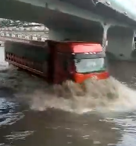 视频 本田crv涉水失败熄火 被路过的丰田越野车溅了一身水还飘起来 车家号 汽车之家